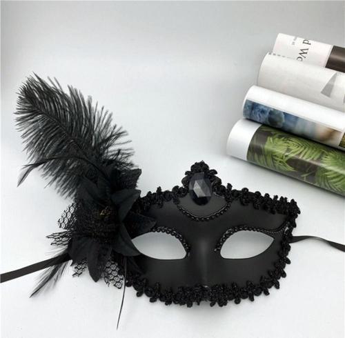 Siyah Mat Renk Yandan Tüylü Güllü Parti Balo Venedik Maskesi 16x22 (4401)