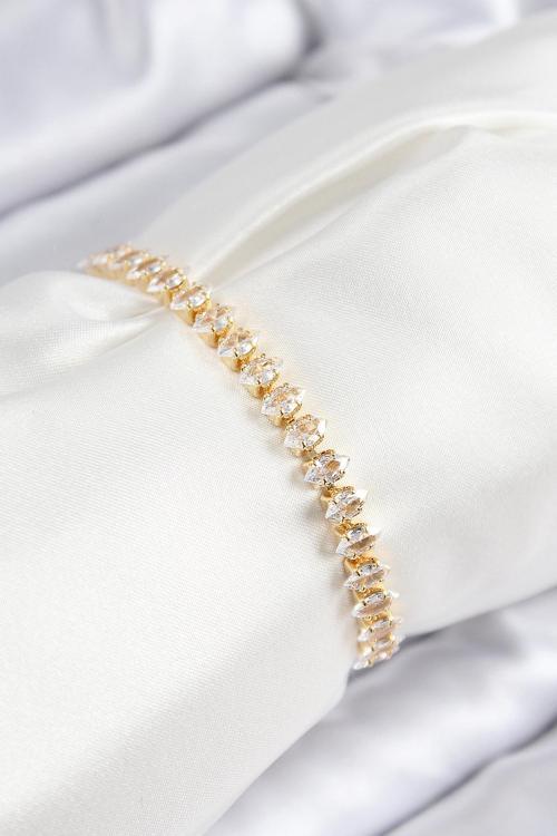 Pirinç Zirkon Taşlı Damla Model Gold Renk Asansörlü Kadın Bileklik - EBJ250816W37448
