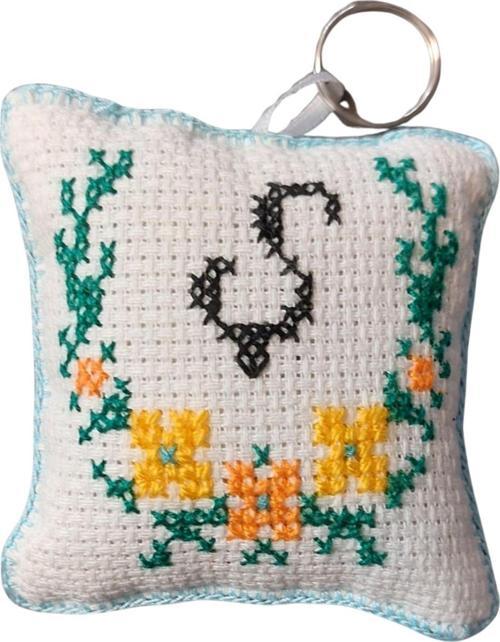 - Sibel 2453 9724 El Yapımı Ş Harfi Kanaviçe Anahtarlık