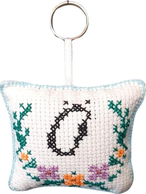 - Sibel 2453 8776 El Yapımı Ö Harfi Kanaviçe Anahtarlık