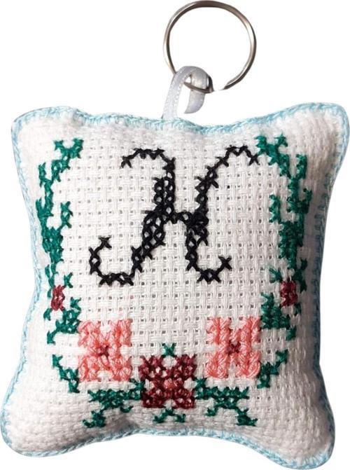 - Sibel 2453 5079 El Yapımı H Harfi Kanaviçe Anahtarlık