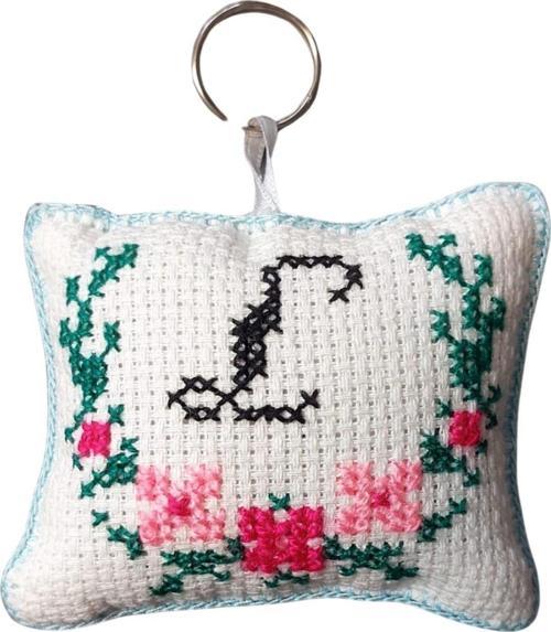 - Sibel 2453 4834 El Yapımı L Harfi Kanaviçe Anahtarlık