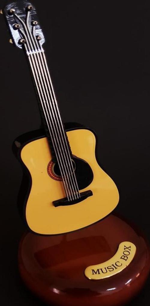 Çocuk Odası Hediyesi için Dekoratif Kurmalı Gitarlı Müzik Kutusu