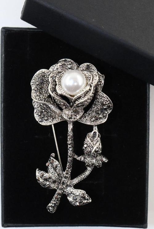 Gümüş Renk Incili Gül Broş. Yaka Iğnesi Broş. Taşlı Tasarım Gül Broş. Kadın Broş. Broş. Gül Broş.