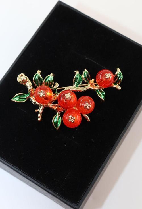 Cennet hurması broş. Yaka iğnesi cennet hurması broş. Tasarım cennet hurması broş. Kadın broş.