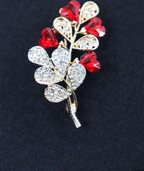 Yaprak Kalpli Broş. Altın Dallı Taşlı Tasarım Broş, Yaka Iğnesi Broş. Kadın Broş. Yaprak Broş.