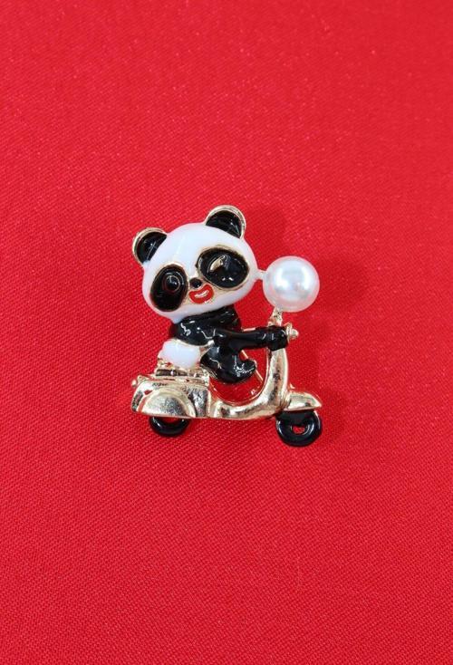Yavru panda broş. Yaka iğnesi panda broş. Zirko taşlı tasarım panda broş. Kadın broş. Panda broş.