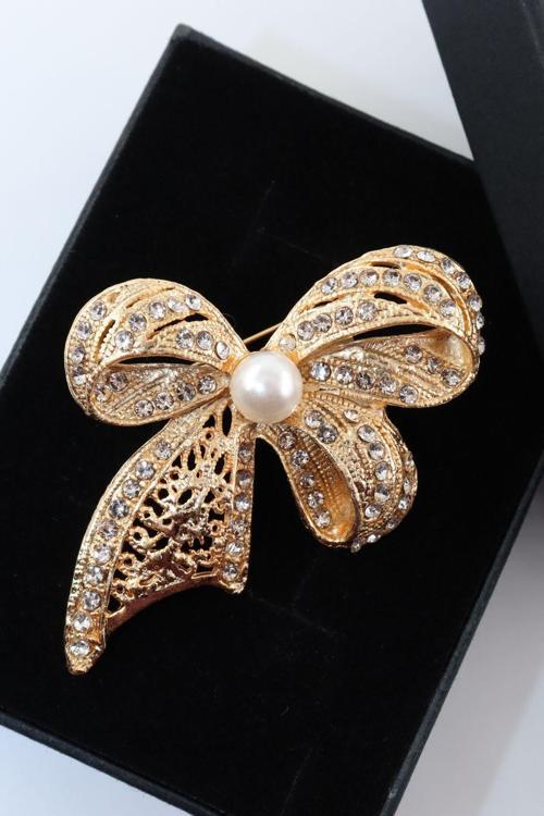 Gold renk incili fiyonk broş. Taşlı tasarım fiyonk broş. Yaka iğnesi fiyonk broş. Fiyonk broş.