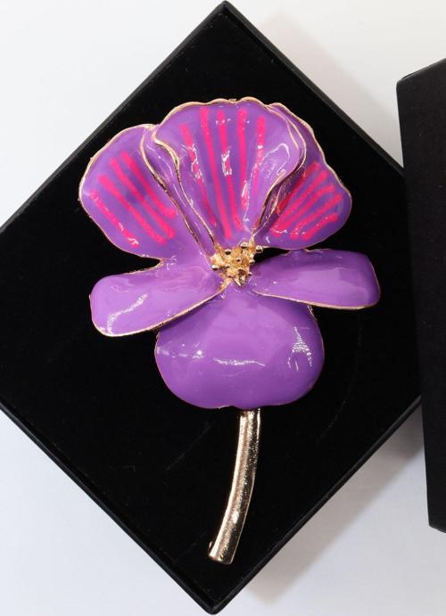 Mor menekşe broş. Yaka iğnesi menekşe broş. Kadın broş. Broş. Menekşe broş. Menekşe çiçeği broş.
