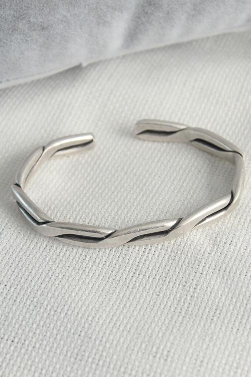 Bakımlı Erkek için Silver Metal Otantik Motif İşli Plaka Bileklik