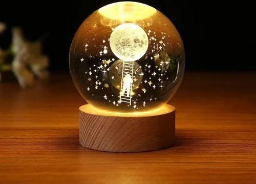 Büro Ev Ofis Hediyesi için 6CM Merdivenli Aydaki Astronot Ahşap Standlı Işıklı Cam Küre