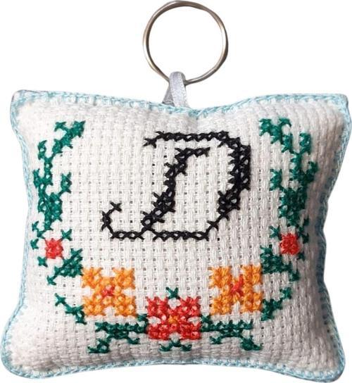 - Sibel 2453 2216 El Yapımı D Harfi Kanaviçe Anahtarlık