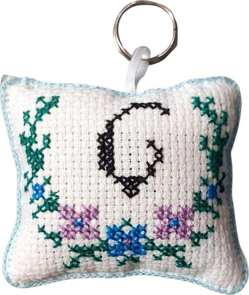 - Sibel 2453 3983 El Yapımı Ç Harfi Kanaviçe Anahtarlık