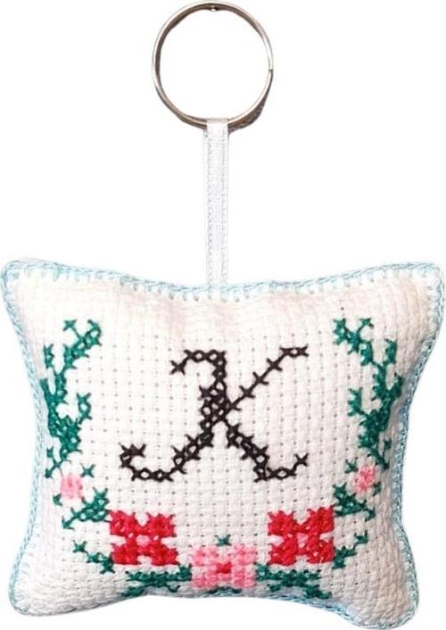 - Sibel 2453 7808 El Yapımı K Harfi Kanaviçe Anahtarlık