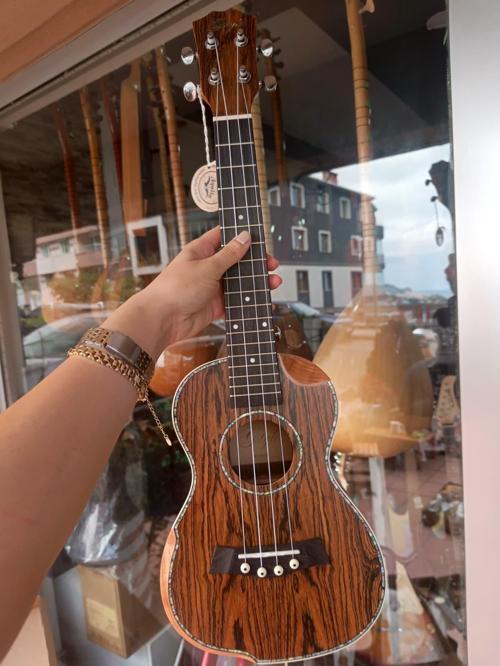 Concert Ukulele (kılıf ve pena hediye)