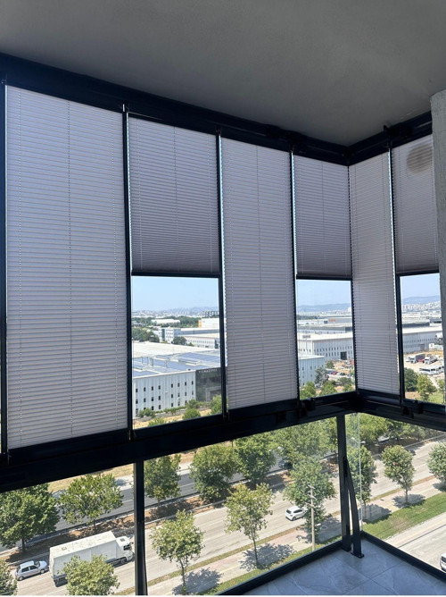Koyu Gri Plise Katlanır Cam Balkon Perdesi