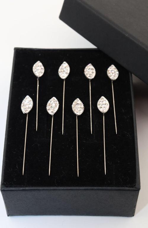 8’li Badem taşlı beyaz, eşarp iğnesi. Şal iğnesi. Türban iğnesi. Başörtü iğnesi. Eşarp ve şal iğnesi