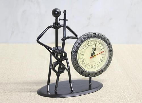 Metal Saatli Keman Çalan Müzisyen 