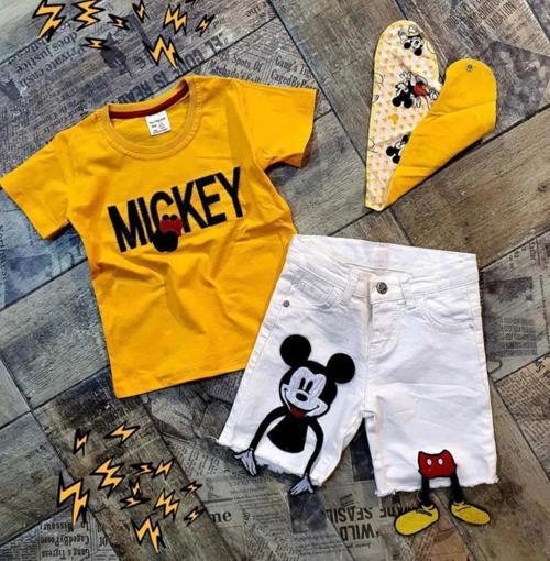 MICKEY APLİKELİ DERİ DETAYLI BOYUNLUKLU BEYAZ KOT ŞORTLU ERKEK ÇOCUK TAKIM - SARI