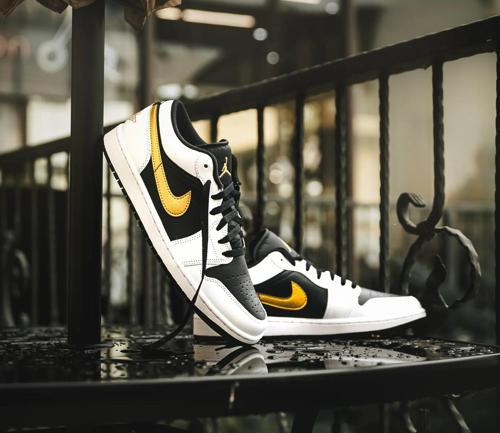AİR JORDAN 1 LOW WHITE/GOLD SWOOSH-SPORTXOUTLET