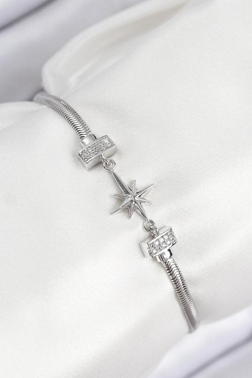 Pirinç Zirkon Taşlı Kutup Yıldızı Model Gümüş Renk Kadın Bileklik - EBJ250902W37764