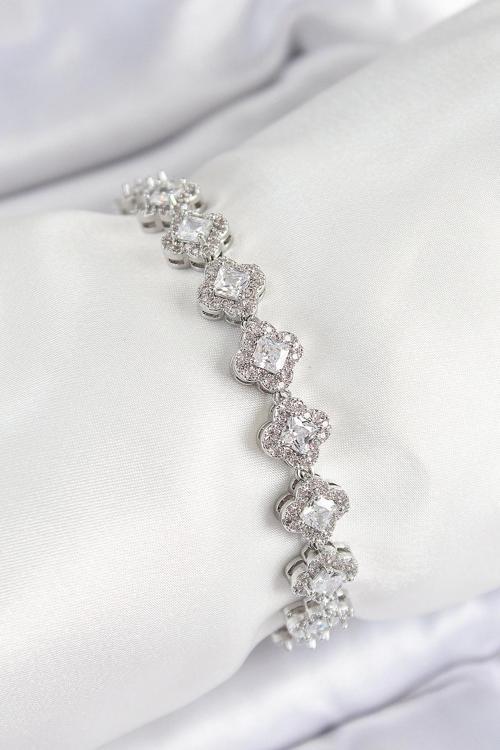 Pirinç Zirkon Taşlı Yonca Baget Model Gümüş Renk VIP Seri Kadın Bileklik