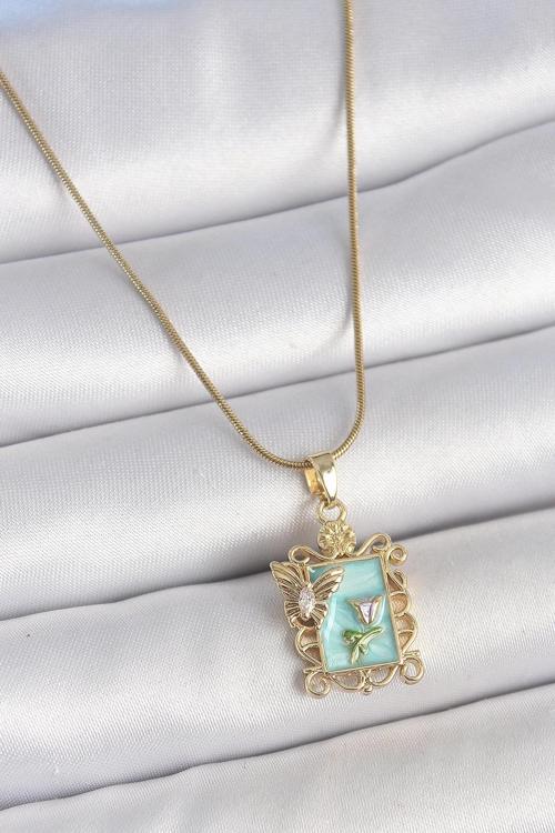 316L Çelik Gold Renk Zincir Mavi Mineli Çiçek İşlemeli Zirkon Taşlı Kelebek Detay Portre Model Kadın