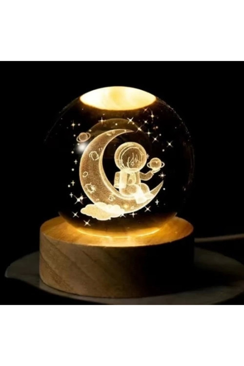 Dekoratif Ay Üstünde Astronot Tasarımlı Ahşap Altlıklı Işıklı Cam Küre 8Cm Büyük Boy