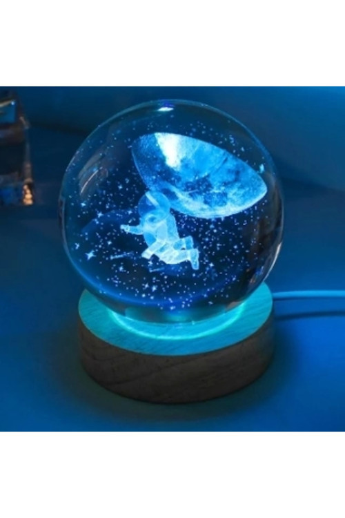 Dekoratif Uçan Astronot Tasarımlı Ahşap Altlıklı Işıklı Cam Küre Büyük Boy Cam:8Cm Ahşap:2Cm