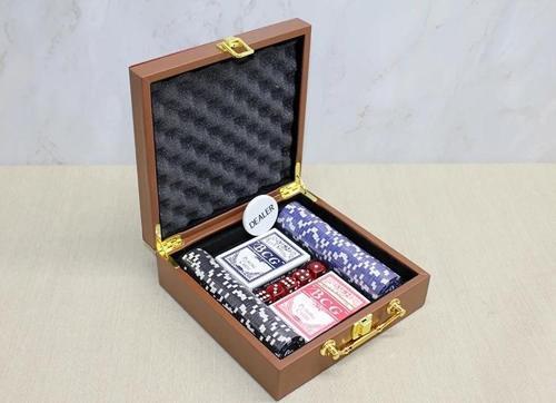 Deri Çantalı 100 Chip Ve 2 Adet İskambil Kağitına Sahip Poker Oyunu Alk4228