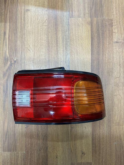 Mazda 323 Sağ Stop Lambası Sedan Duylu Tip 1993-1995