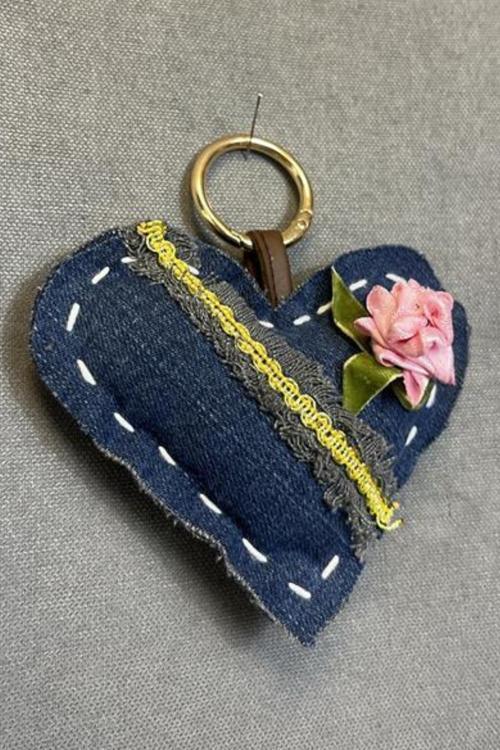 - Ege 7366 6193 El Yapımı Kalp Model Püskül Şerit Ve Gül Motif Anahtarlık