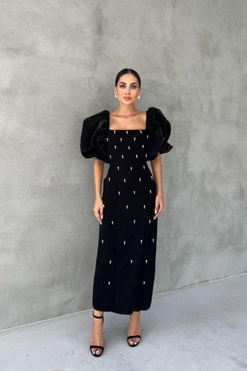 Siyah İşlemeli Kolu Garnili Elbise