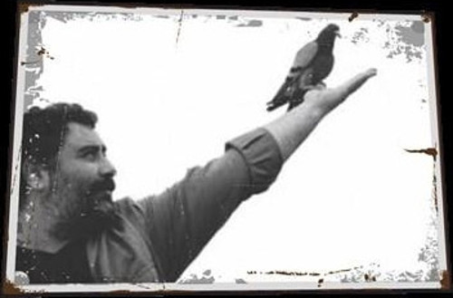 Ahmet Kaya Elinde Güvercin Retro Ahşap Poster 20x30