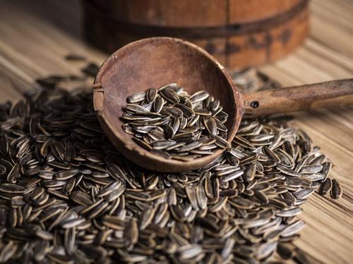 Kavrulmuş Tuzsuz Siyah Ay Çekirdeği Dakota İri Boy Elek Üstü İnegöl Yerli  1.05 Kg