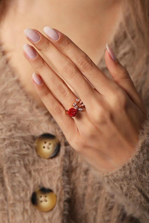 Kırmızı Gül Motifli Sarmaşık Ayarlanabilir 14k Rose Gold Kaplama Yüzük