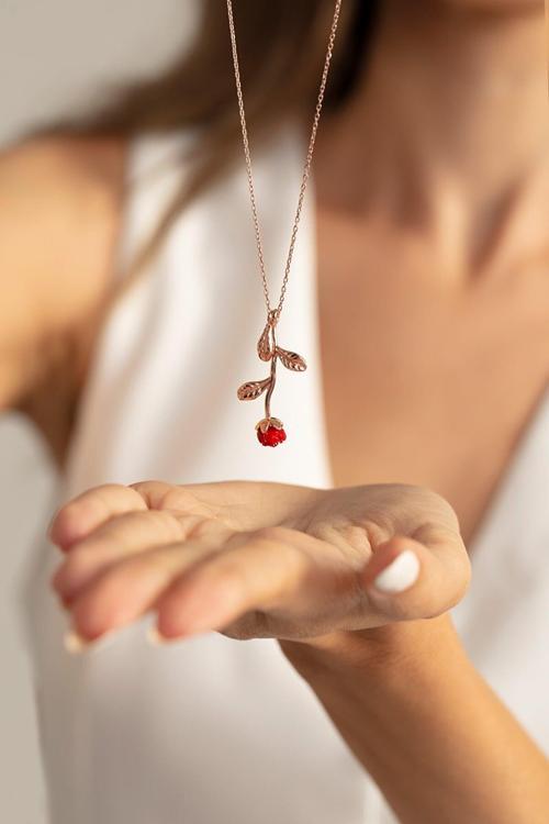 Kırmızı Gül Motifli 14k Rose Gold Kaplama Kadın Kolye