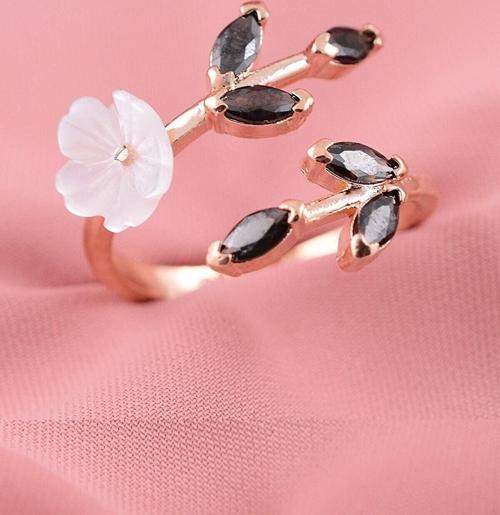 Manolya Çiçeği Siyah Taşlı Ayarlanabilir 14 K Rose Altın Kaplama Kadın Yüzük
