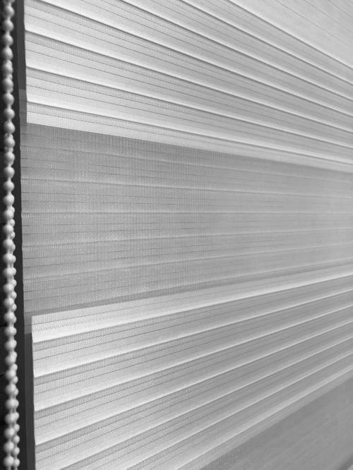 Beyaz Pliseli Zebra Stor Güneşlik Perde Sert Plastik Kasalı STB480-PD