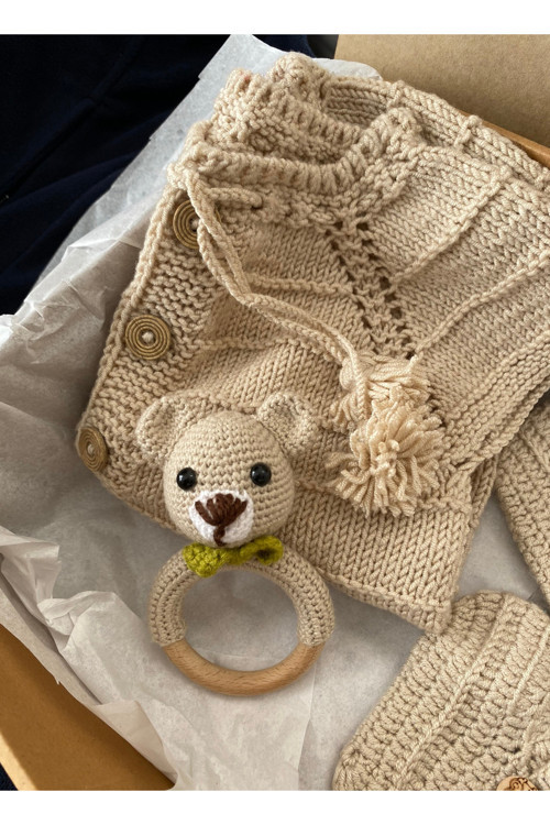 El Örgüsü Bej Bebek Yelek Takımı 3-12 Ay | Patik Ve Amigurumi Çıngıraklı Hediye Seti