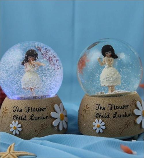 Kemancı Kız Kar Küresi Orta Boy