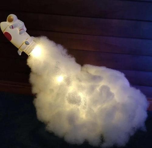 Uçan Astronot Tasarımlı Gece Lambası