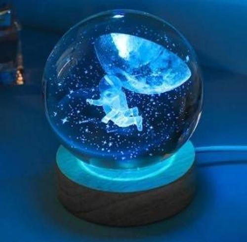 Dekoratif Uçan Astronot Tasarımlı Ahşap Altlıklı Işıklı Cam Küre Büyük Boy Cam:8cm Ahşap:2cm