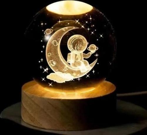 Dekoratif Ay Üstünde Astronot Tasarımlı Ahşap Altlıklı Işıklı Cam Küre 8cm Büyük Boy