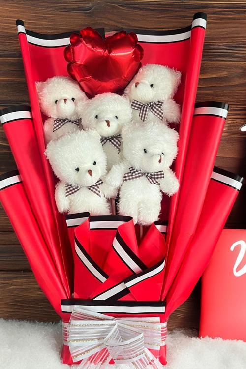 Sevgiliye Özel Premium 5’li Beyaz Peluş Ayıcık Buketi – Kalp Balonlu Romantik Hediye