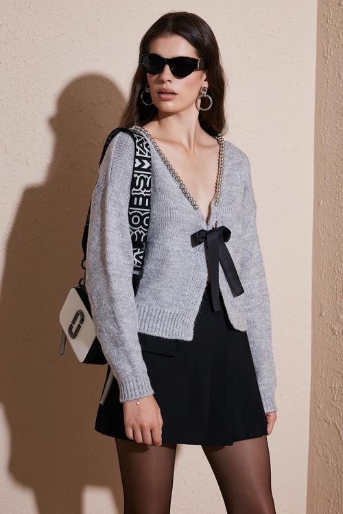 Premium Boncuk ve Fiyonk Detaylı Regular Fit V Yaka Triko Bayan Hırka 680HI00180 GRİ