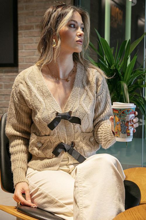 Premium Regular Fit V Yaka Fiyonk Bağlama Detaylı Örgü Desenli Triko Bayan Hırka 680KZ1947 BEJ