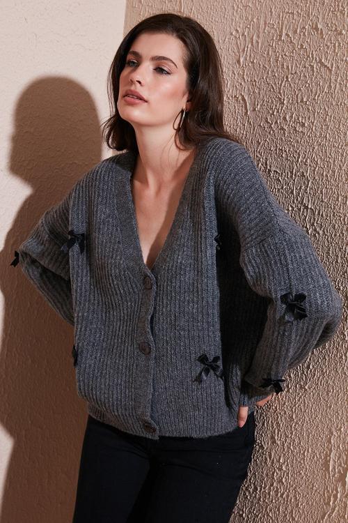 Oversize Fit V Yaka Fiyonk Detaylı Düğmeli Bayan Hırka 4615577 ANTRASİT