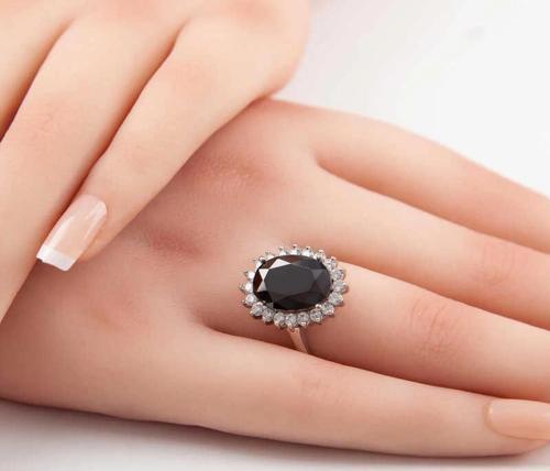 Gümüş Siyah Taşlı Oval Kadın Yüzük