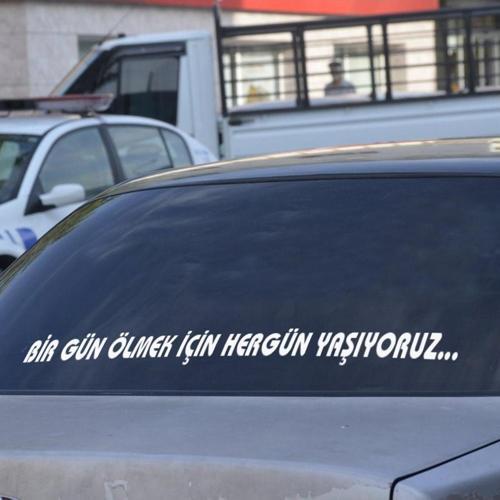 Piri Dizayn Bir Gün Ölmek Için Hergün Yaşıyoruz Araç Arkası Söz Araba Yazısı